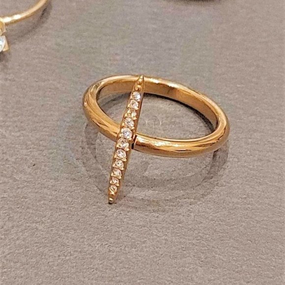 A Collection of Beautiful Gold (Costume Jewellery) Rings and Earrings from Blue - Picture 5 of 7